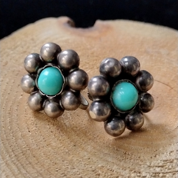 Valtallica's Vintage Jewelry - c'30s-'40s S'Western Sterling Silver Turquoise Flower Screwback Earrings VINTAGE